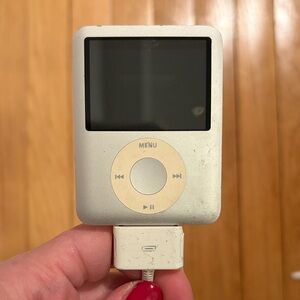 Apple Silver 3rd Generation iPod Nano 4GB + charger